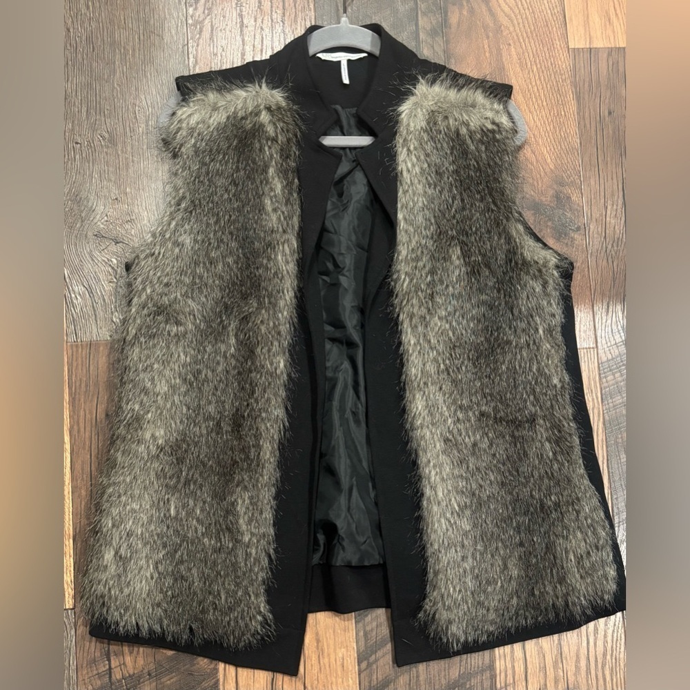 French Connection Womens Size Large
Faux Fur Lined Open Front Vest
Black/Gray